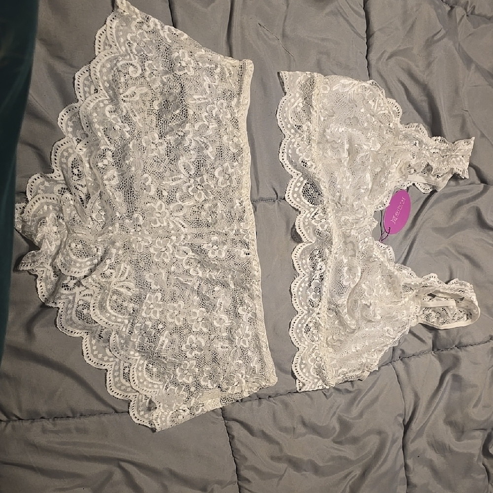 Elegant White Lace Bra with Scalloped Edges